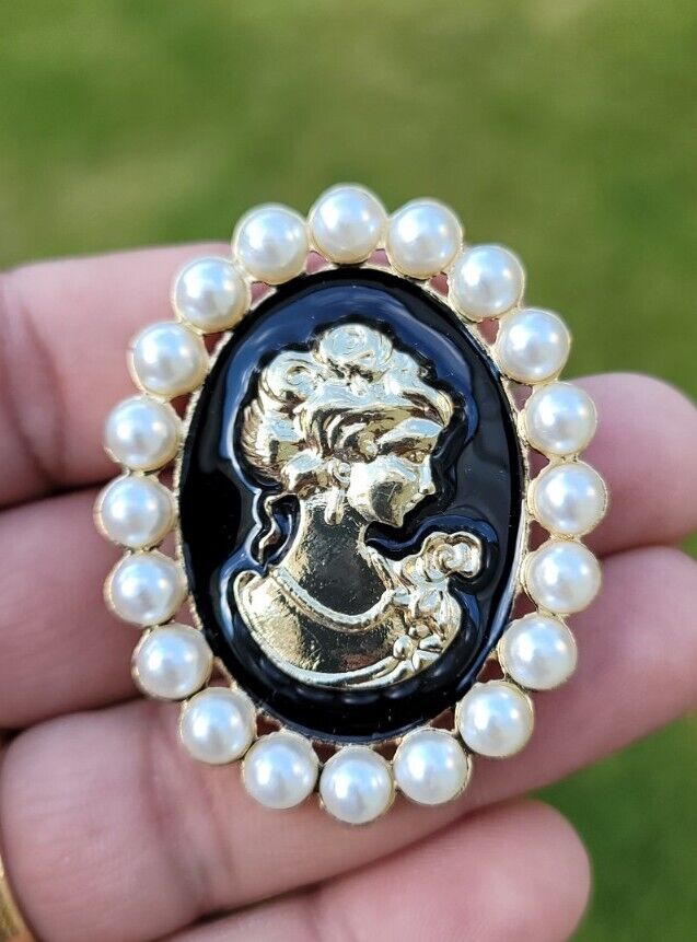 Jubilee Queen Brooch Vintage Look Cameo Lady Gold Plated Pin Beauty Broach K33