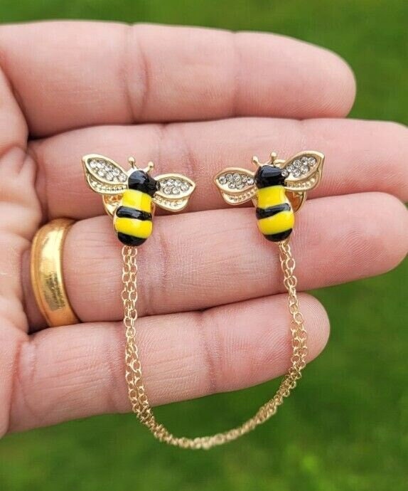 Honey bee collar cross chain brooch gold plated vintage look retro lapel pin k9