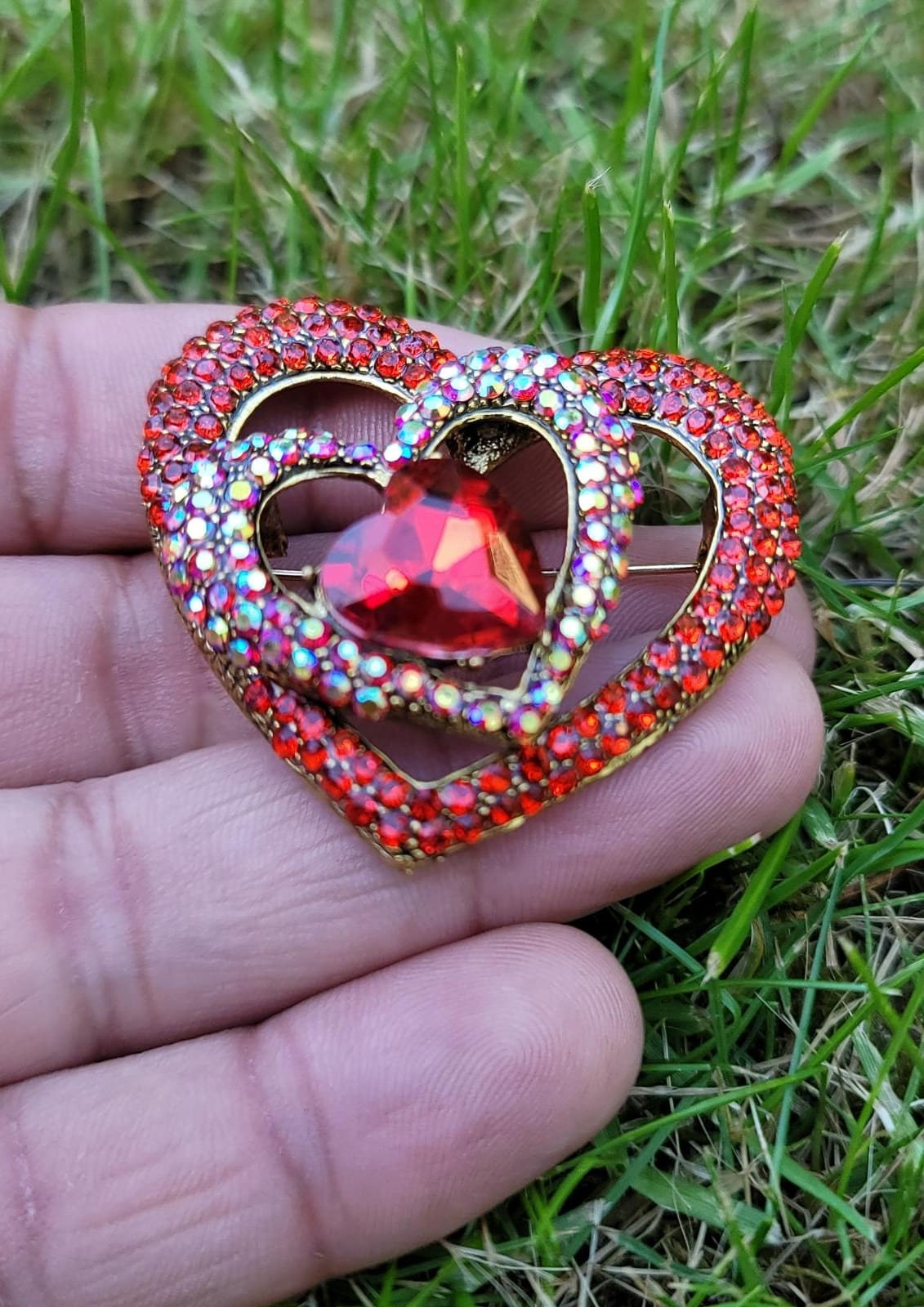 Red Heart Celebrity Brooch Stunning Vintage Look Retro Style Love Broach Pin D4R